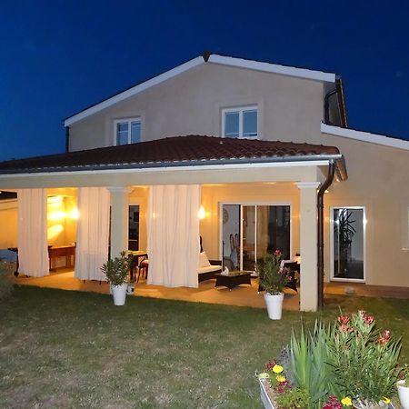 Une Chambre En Ville Savigneux  Екстер'єр фото