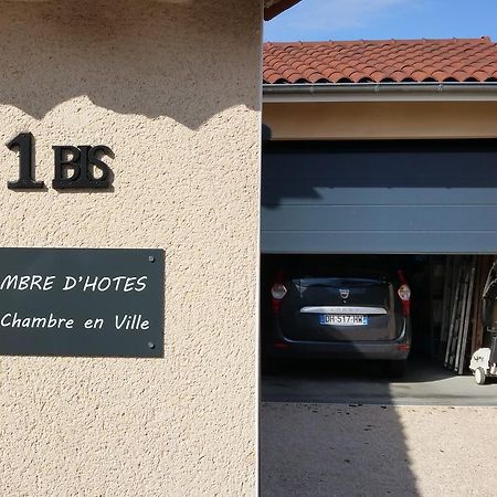 Une Chambre En Ville Savigneux  Екстер'єр фото