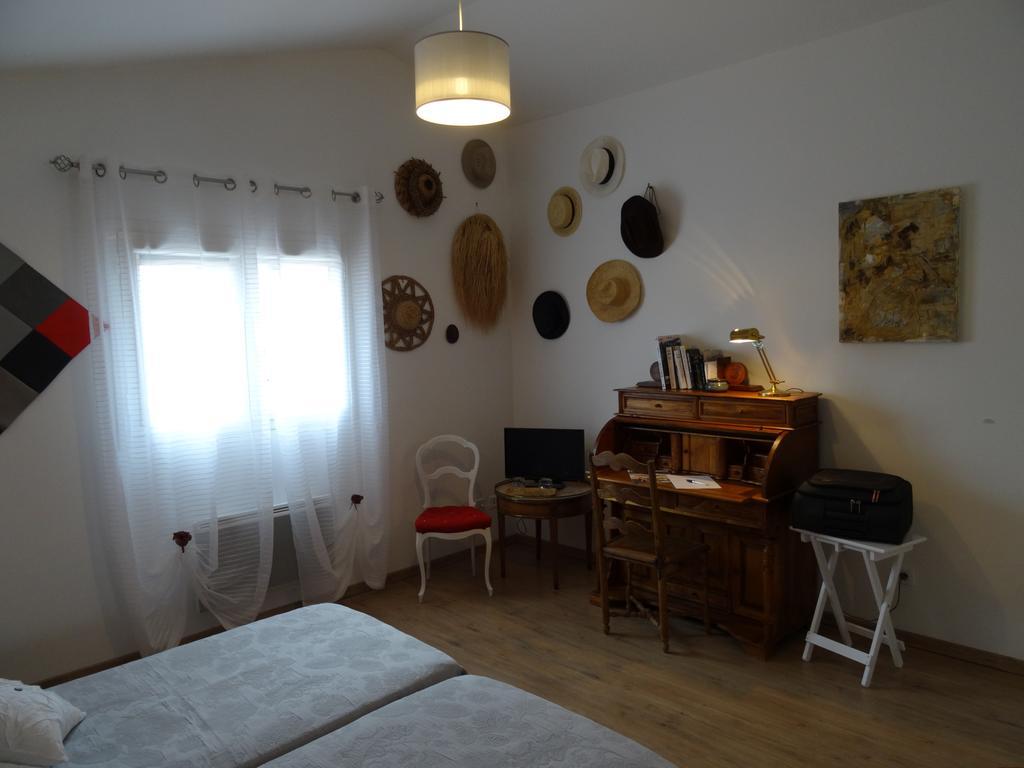 Une Chambre En Ville Savigneux  Екстер'єр фото