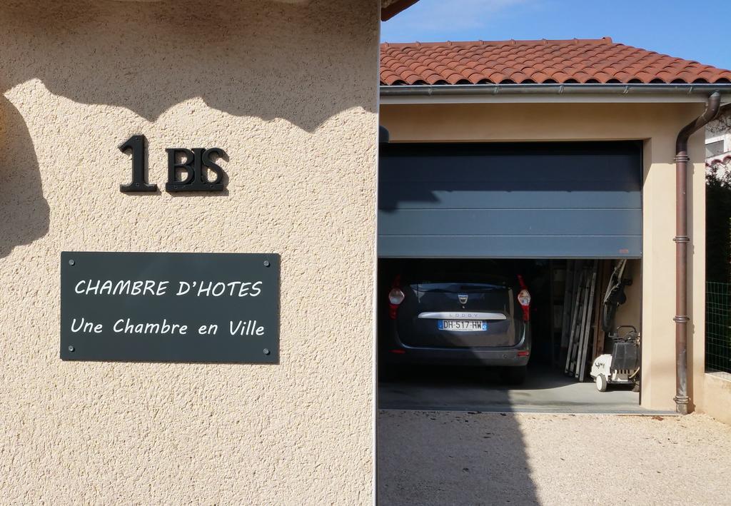 Une Chambre En Ville Savigneux  Екстер'єр фото